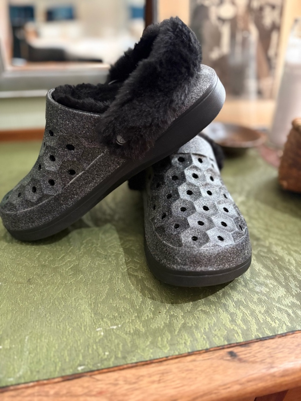 Cozy Glittered Slip-On Faux Fur Lined Slippers - Black